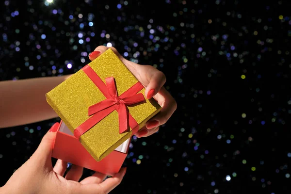 Vrouw Met Geschenkdoos Tegen Wazig Kerstlicht — Stockfoto