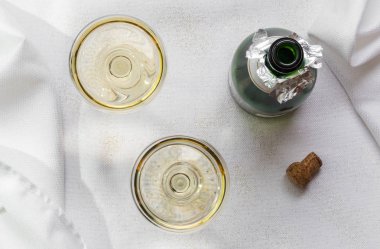 Şampanya Şişesi ve Coupe Stemware