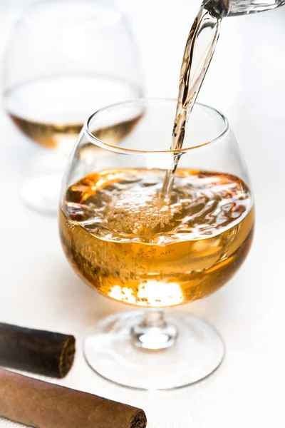 Налить стакан виски с бурбоном — стоковое фото