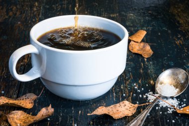 Büyük Beyaz Kupaiçine Kahve Dökme