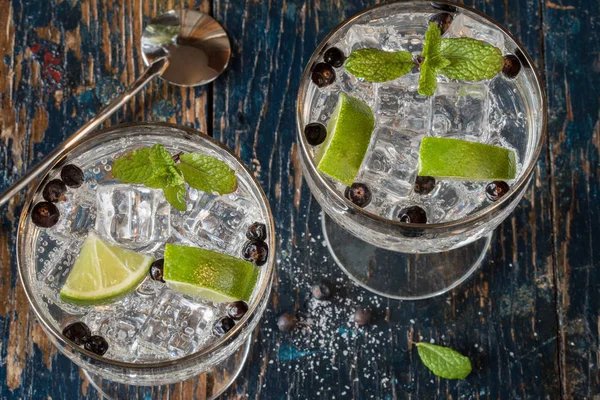 Gin and Tonic with Juniper Berries and Lime — Stock Photo, Image