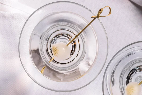 Neat Martini with Pearl Onion Garnish — Stock Photo, Image