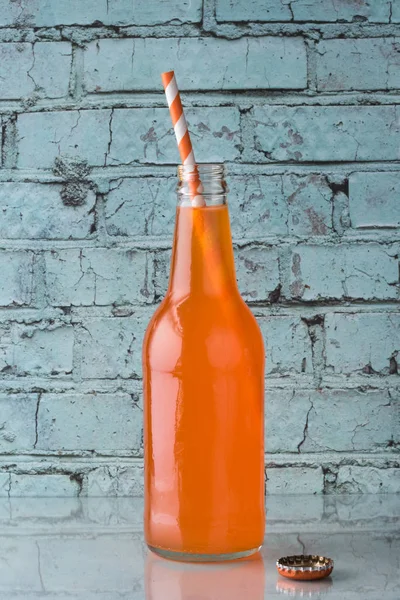 Бутылка апельсиновой соды — стоковое фото