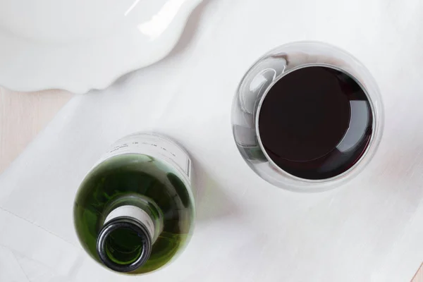 Une bouteille et un verre de vin rouge — Photo