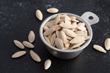 Beyaz Kabak Çekirdeği Bir Ölçüm Kupası dökülen