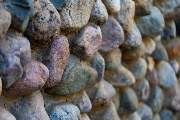 Узор, выстилающий старые каменные стены из камней разных размеров, избирательный фокус
