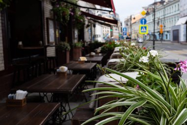 Arka planda bir kafe dışında Sokak masaları ön planda defocused olduğunu, çiçek yaprakları