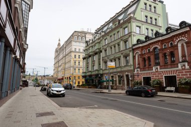 Moskova, Rusya 25 Mayıs 2019 Baltschug sokak görünümü, evlerin antik mimarisi