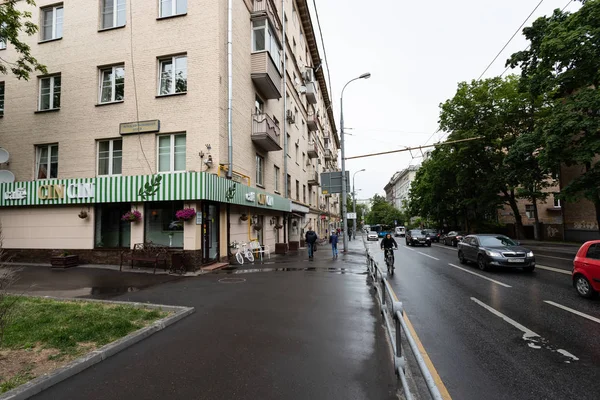 Moscú, Rusia mayo 25, 2019 calle Moscú ordinaria cerca de Dynamo. Vida cotidiana urbana — Foto de Stock