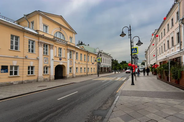 Moskwa, Rosja może 25, 2019: najstarsza ulica Moskwa Pyatnitskaya w słoneczny dzień wiosny jest ozdobiony czerwonymi kulkami na błękitne niebo — Zdjęcie stockowe