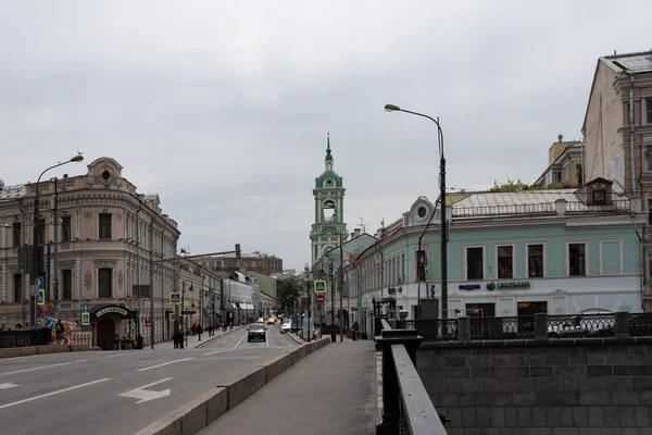 Moskau, russland 25. Mai 2019: die älteste moskauer straße pyatnitskaya, blick von der gusseisernen brücke auf das haus von smirnov, dem gründer der marke vodka smirnoff — Stockfoto
