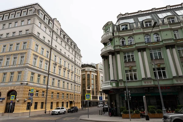 Moskova, Rusya 25 Mayıs 2019 Baltschug sokak görünümü, evlerin antik mimarisi