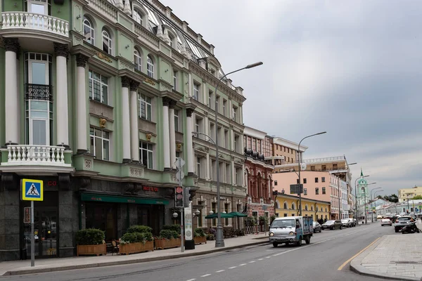 Moskova, Rusya 25 Mayıs 2019 Baltschug sokak görünümü, evlerin antik mimarisi