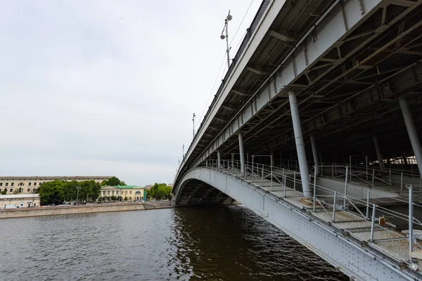 Élément de l'architecture urbaine. Détails du pont moderne sur la rivière. Moscou — Photo