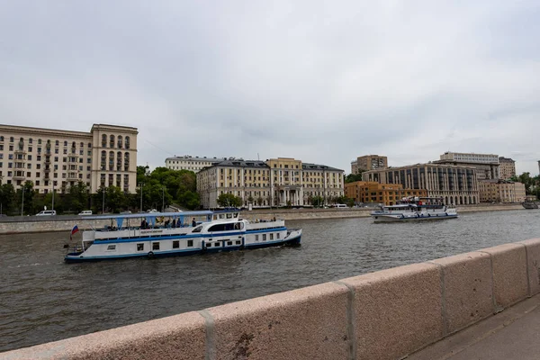 Moscou, Russie 25 mai 2019, le remblai de la rivière Moscou avec de beaux bâtiments, les touristes sur les bateaux de plaisance admirent les sites de la ville — Photo