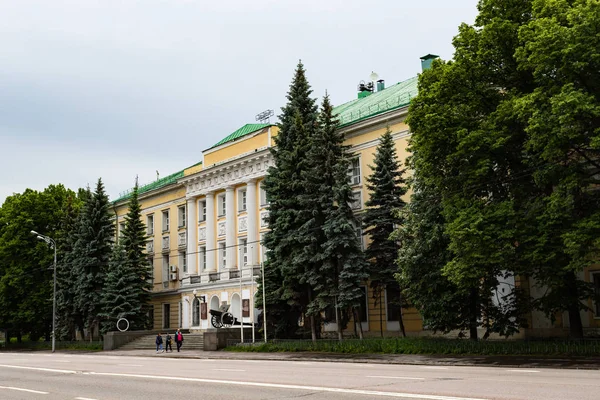 Moscú, Rusia mayo 25, 2019, un monumento histórico del siglo 18 el edificio del Departamento militar, el antiguo Palacio de Biron,, armas de fuego de edad de pie en frente — Foto de Stock