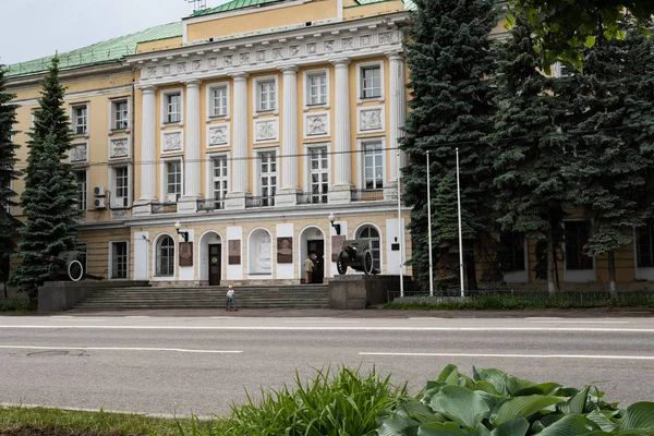 Moscú, Rusia mayo 25, 2019, un monumento histórico del siglo 18 el edificio del Departamento militar, el antiguo Palacio de Biron,, armas de fuego de edad de pie en frente — Foto de Stock