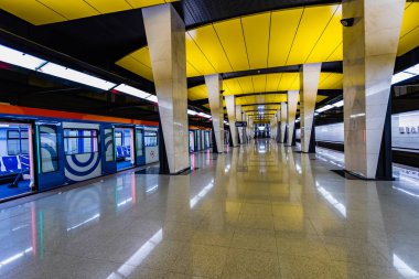 Moskova, Rusya Mayıs 26, 2019, yeni Metro İstasyonu Shelepiha Magnificent modern lobi parlak renklerle dekore edilmiştir: sarı, beyaz, siyah.