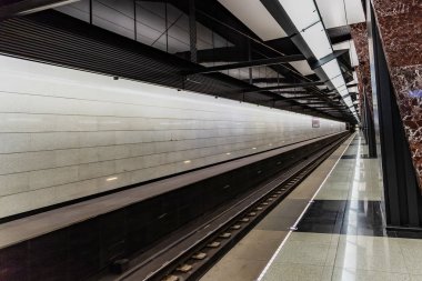 Moskova, Rusya Mayıs 26, 2019, yeni modern Metro İstasyonu Khoroshevskaya. Dahili 2018 Solntsevskaya metro hattı.