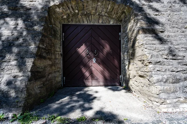 Antigua pared de piedra y puerta medieval de madera semicircular — Foto de Stock