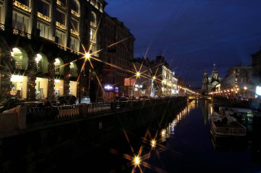 St. Petersburg, Rusya, 4 Ekim 2018. Dökülen Kan üzerinde kanal ve Kurtarıcı Katedrali Gece görünümü