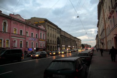 St. Petersburg, Rusya, 4 Ekim 2018. Şehir sokaklarının gece manzarası
