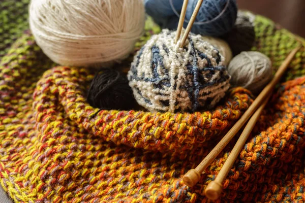 編み物用ウール糸。ウール糸クローズアップのカラフルなスケインの束. — ストック写真