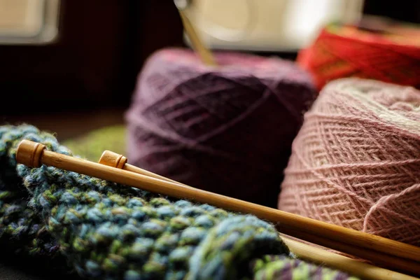 編み物用ウール糸。ウール糸クローズアップのカラフルなスケインの束. — ストック写真