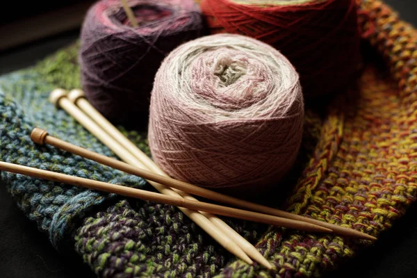 Шерстяная пряжа для вязания. Куча разноцветных палочек шерстяной пряжи крупным планом . — стоковое фото