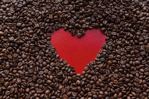 Background from roasted coffee grains and red hearts — Stock Photo, Image