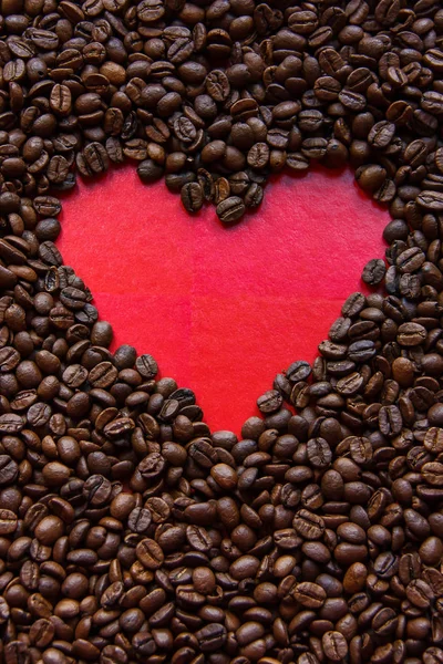 Background from roasted coffee grains and red hearts — Stock Photo, Image