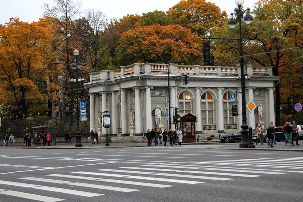Sankt Petersburg, Rosja, 4 października 2018. Marmurowy pawilon wśród kolorowych drzew w jesiennym dniu. — Zdjęcie stockowe