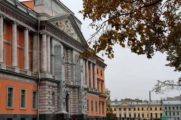 Sankt Petersburg, Rosja, 4 października 2018. Wspaniała fasada zamku Michajłowskiego w ramce jesiennych liści — Zdjęcie stockowe