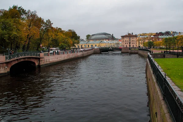 ST. PETERSBURG, RUSSIE, 4 octobre 2018. Arbres jaunes le long du canal un jour d'automne . — Photo