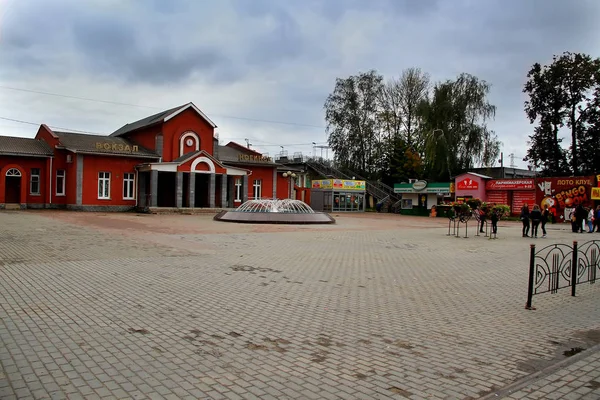 Rosja, region Moskiewski, 15 września 2016. Budynek dworca kolejowego w małym miasteczku w jesienny dzień — Zdjęcie stockowe