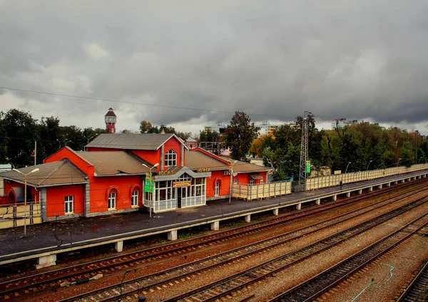 Rusia, región de Moscú, 15 de septiembre de 2016. Edificio de la estación de tren en una pequeña ciudad en un día de otoño — Foto de Stock