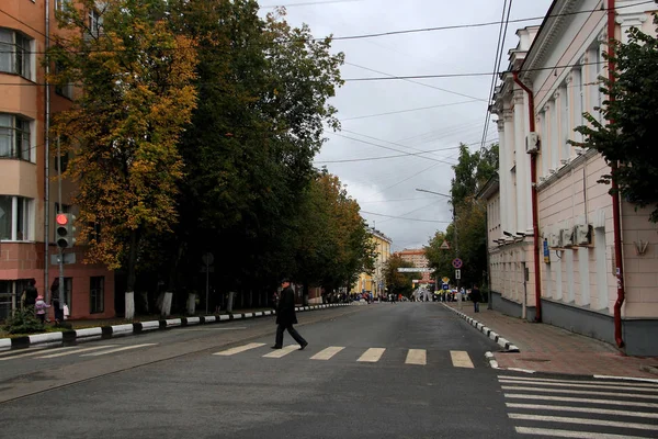 Rusia, región de Moscú, 15 de septiembre de 2016. Paisaje urbano otoñal en una pequeña ciudad . — Foto de Stock