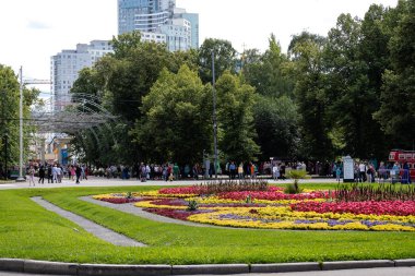 Moskova, Rusya - 6 Ağustos 2019: Moskova'daki Sokolniki Parkı'nda yolda yürüyen insanların görüntüsü