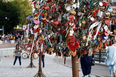 Moskova, Rusya - 06 Ağustos 2019: Vodootvodny Kanalı'ndan luzhkov köprüsünde yeni evlilerin ağacı
