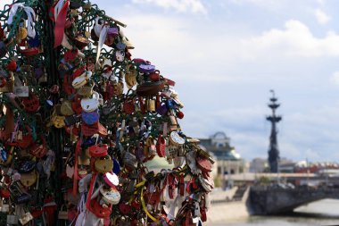 Moskova, Rusya - 06 Ağustos 2019: Moskova'daki Luzhkov köprüsünde düğün asma kilitli metal ağaçlar