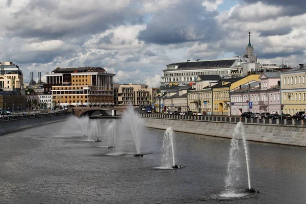 Moskova, Rusya - 06 Ağustos 2019: Su üzerinde çeşmeler ile Moskova nehri görünümü. — Stok fotoğraf