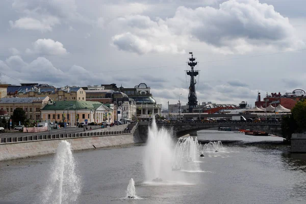 Москва, Росія-06 серпня 2019: вид на річку Москва з фонтанами на воді. — стокове фото