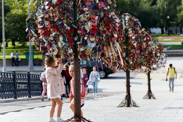 Moskova, Rusya - 06 Ağustos 2019: Vodootvodny Kanalı'ndan luzhkov köprüsünde yeni evlilerin ağacı