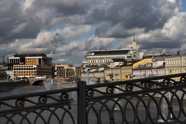 Москва, Росія-06 серпня 2019: вид на річку Москва з фонтанами на воді. — стокове фото