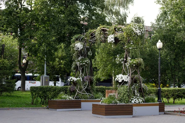 Moskva, Rusko-srpen 06, 2019: krásná svislá zahrada na městském náměstí v Moskvě — Stock fotografie