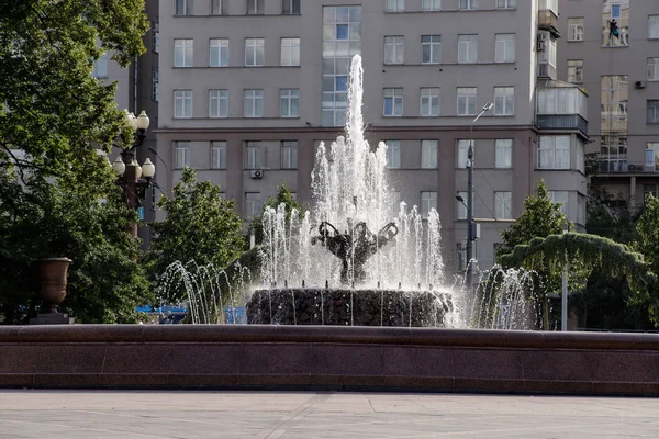 A fonte na forma de uma tigela adorna a praça da cidade, que é um elemento da paisagem urbana . — Fotografia de Stock