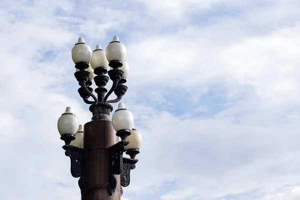 Masmavi gökyüzünün arka planında antika sokak lambası direği — Stok fotoğraf