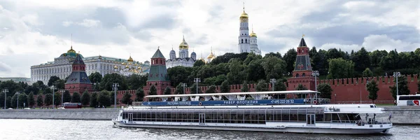 Moskova, Rusya - 06 Ağustos 2019: Moskova Kremlin ve set görünümü. Moskova'nın mimarisi ve turistik yerleri — Stok fotoğraf
