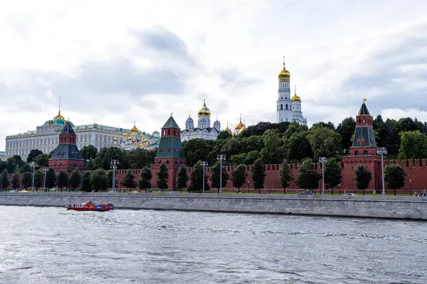 Moskova, Rusya - 06 Ağustos 2019: Moskova Kremlin ve set görünümü. Moskova'nın mimarisi ve turistik yerleri