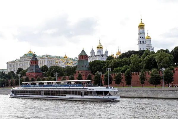 Μόσχα, Ρωσία-06 Αυγούστου, 2019: θέα στο Κρεμλίνο της Μόσχας και στο ανάχωμα. Αρχιτεκτονική και αξιοθέατα της Μόσχας — Φωτογραφία Αρχείου